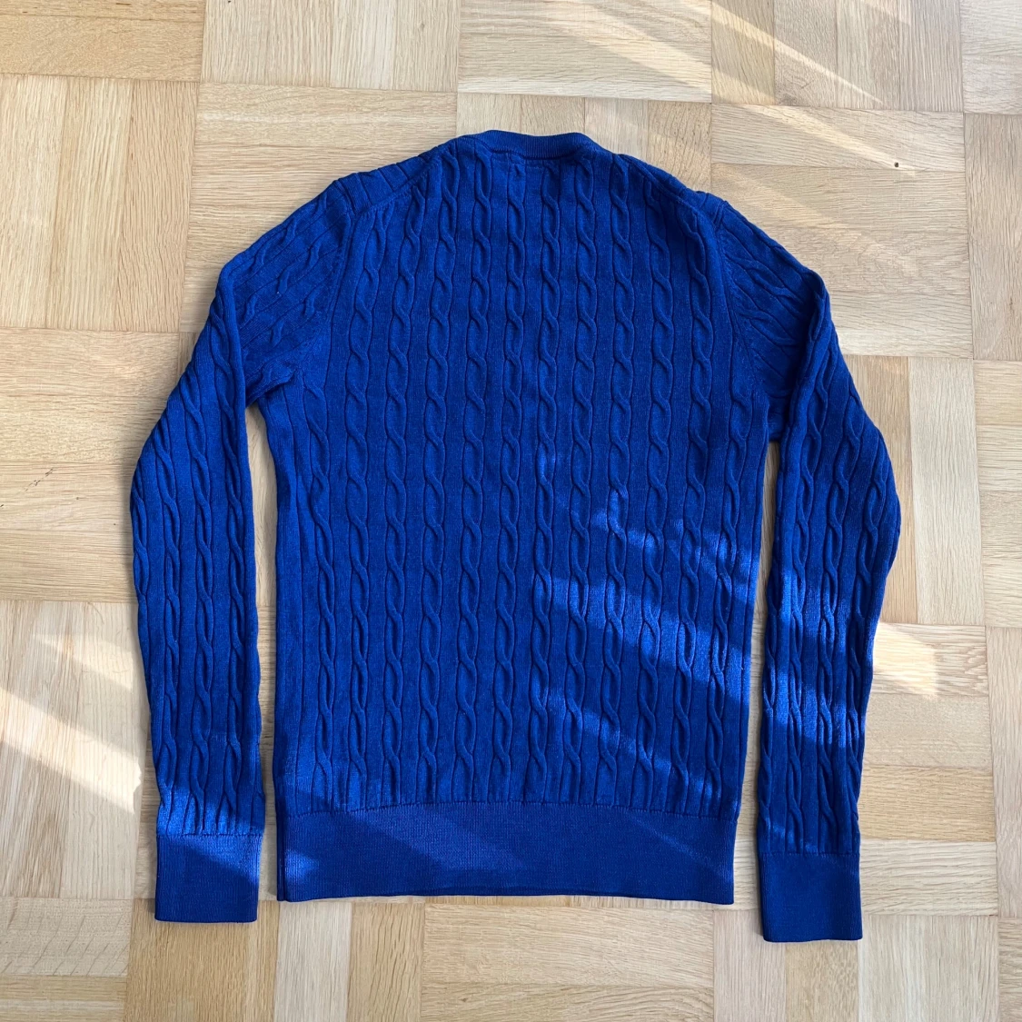 Blå kabelstickad tröja från Morris i Merinoull - 2
