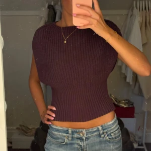 Mörklila ribbad stickad topp - Superfin populär mörklila topp från Zara som inte säljs längre, aldrig använd!
