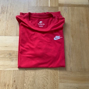 Nike T-shirt - Helt ny Röd Nine T-shirt i storlek M. 100% bomull✅ Kontakta för frågor och pris!📲💯