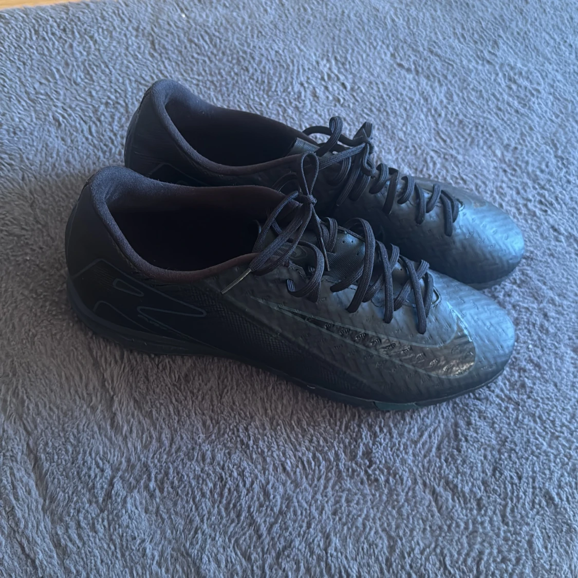 Svarta Nike fotbollsskor med snörning - 1