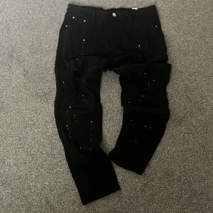 Svarta Jeans  - Säljer svarta jeans för bara 350kr helt oanvända, pris kan diskuteras  