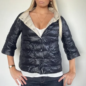 Svart Herno liknande jacka!  - FÖLJ FÖR LIKANDE! 🩷 svart mycket lik Herno jackan, som är perfekt för höst/vinter. Storlek S äkta dun! Perfekt skick! Tryck köp nu! TK00-63