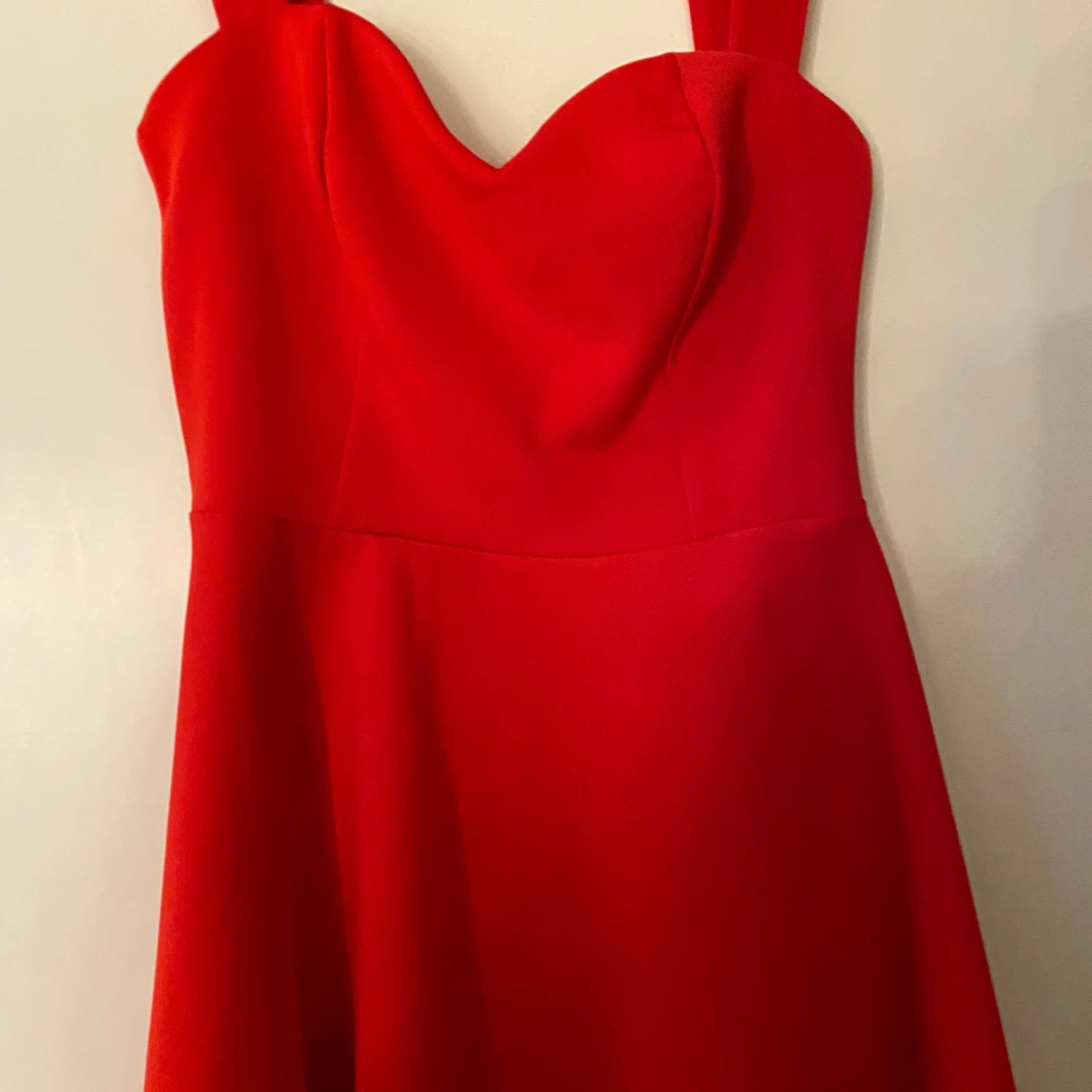 Röd kortklänning med öppen rygg - 3