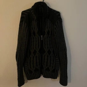 Jeel cardigan  - Säljer nu denna mycket eftertraktade fina mörkgråa fodrade cardigan/kofta i märke Jeel. Storleken på tröjan är L. Skicket är otroligt bra 9/10. Pris går att diskutera. För fler frågor eller funderingar är det bara att skriva.