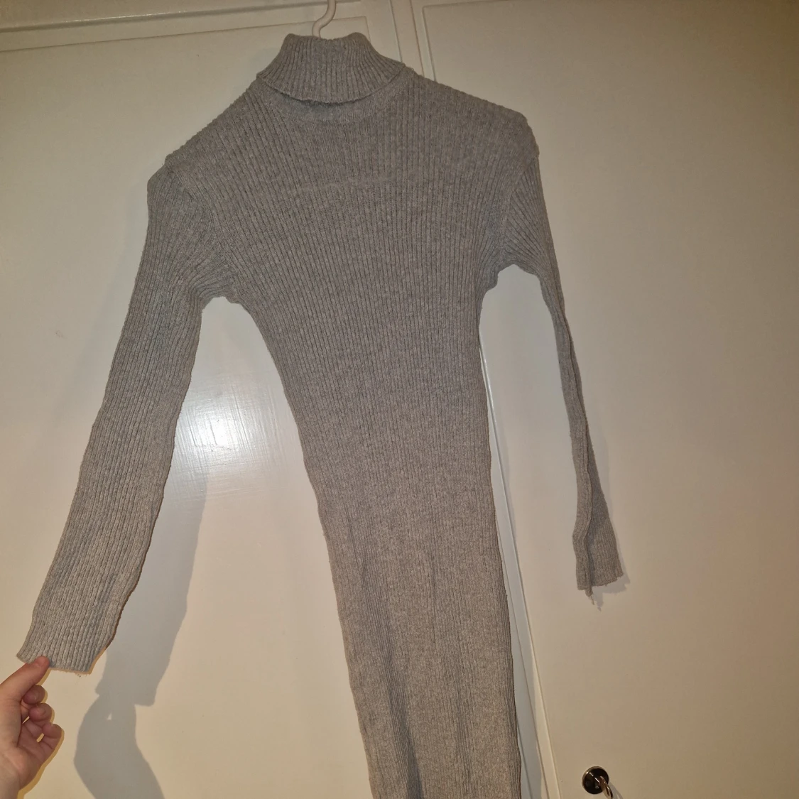 Grå ribbad stickad långklänning