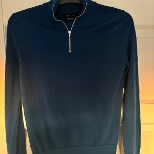 Riley half zip - Helt ny blå elegant Riley half zip i storlek s säljes. Galet snygg passform och ja den är helt ny så toppen skick! Nypris på ca 1000 kr. Tveka inte vid minsta fråga eller fundering!