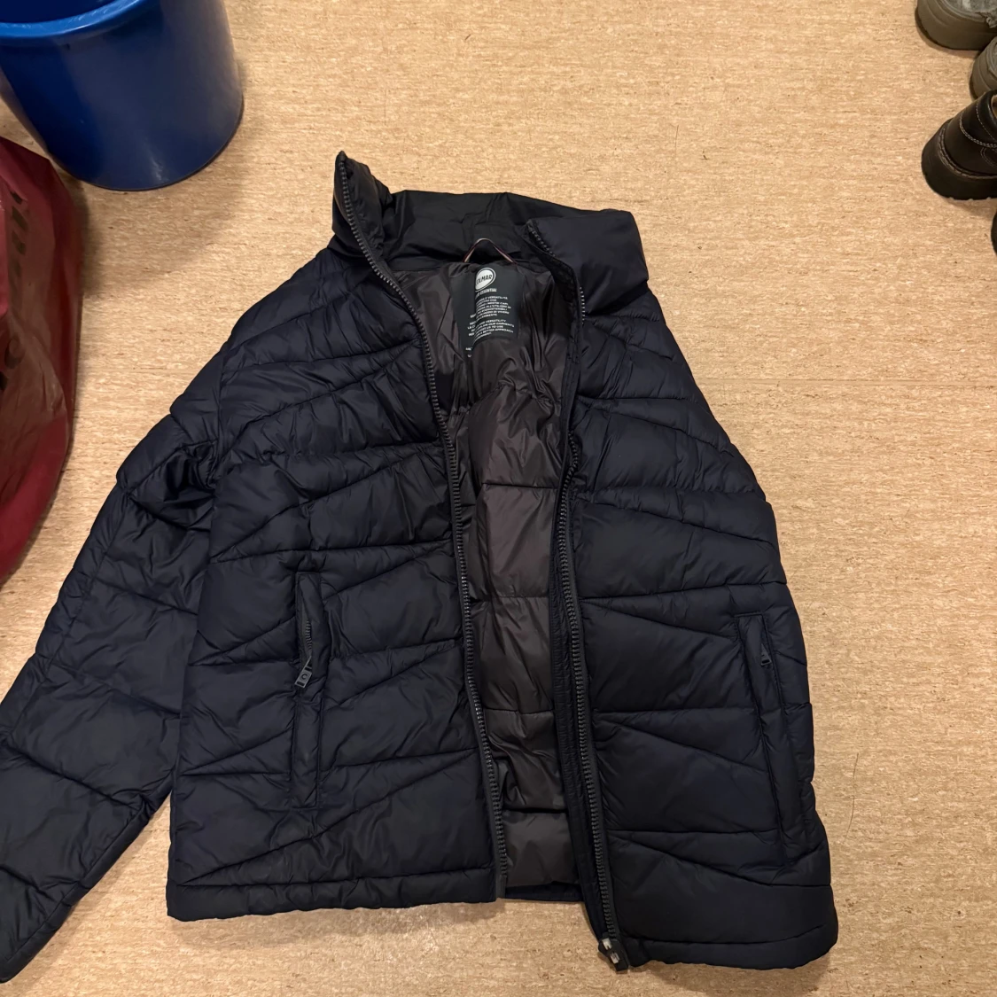 Mörkblå pufferjacka med dragkedja