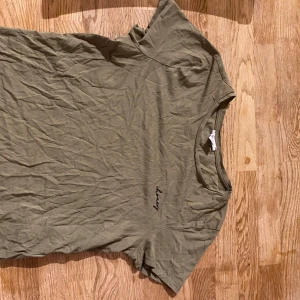 3 olika T-shirts  - 3 olika söta T-shirts med olika text tryck på. All är i storlek S och två av dom ifrån märket amisu. Alla i mycket bra skick 