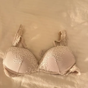 Beige Intimissimi bh  - Den populära bh-n gioia push up från Intimissimi, i beige 💞💕Superfint skick! Funkar dessutom jättebra att ha under vita, lite mer genomskinliga toppar!! Storlek 75B