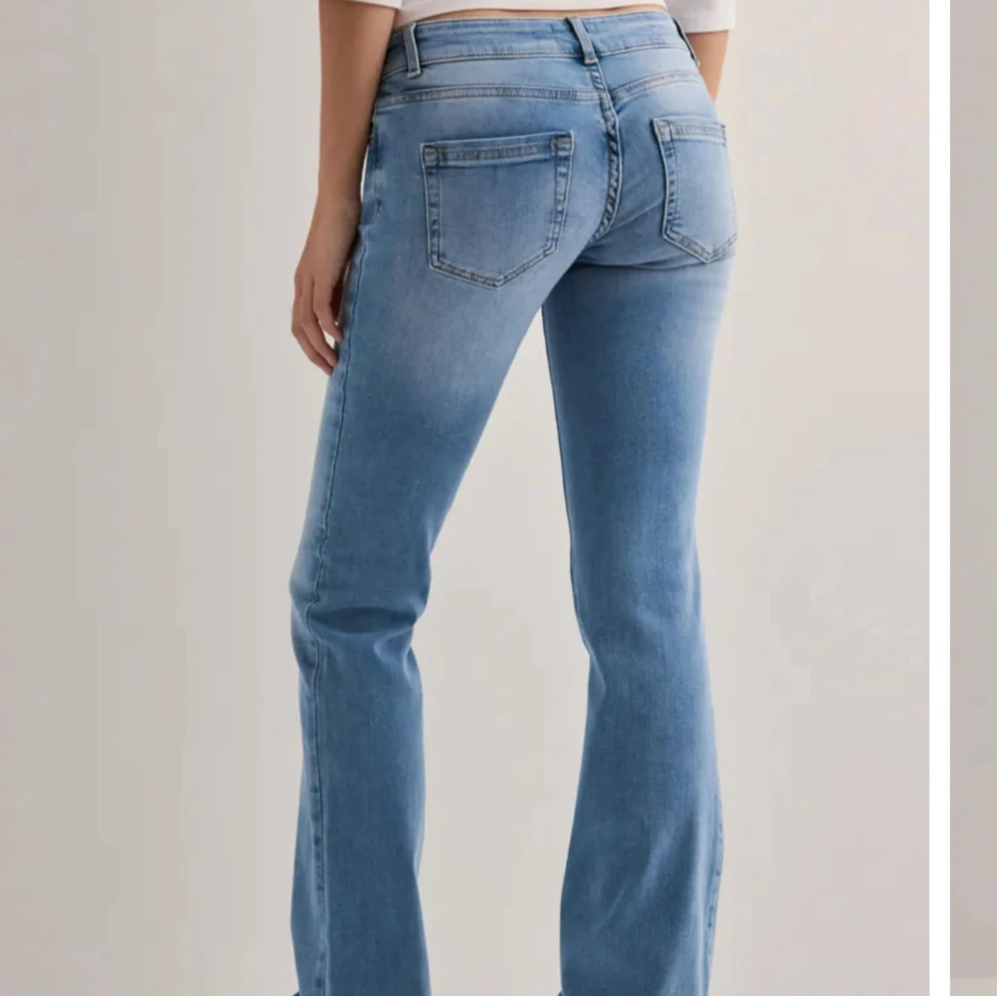 Ljusblå bootcut jeans med låg midja - 2
