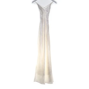 Vit långklänning i satin från NA-KD - Elegant vit långklänning från NA-KD i glansig satin med smala axelband och v-ringad front. Klänningen har en figurnära passform upptill och faller snyggt längs kroppen. Materialet är 100% polyester och ytan har en subtil jacquardstruktur.