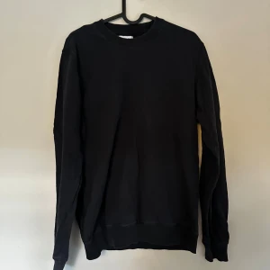 Svart basic sweatshirt - En svart, enkel sweatshirt med rund hals och långa ärmar. Använt skick men fin 