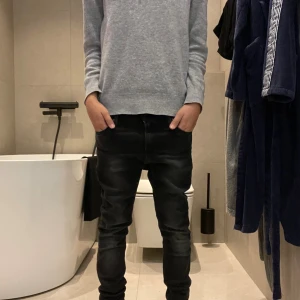 Replay svarta skinny jeans, stl 24 - Svarta skinny jeans från Replay i modellen JOI. Jeansen har en tight passform, klassisk femficksdesign och subtila slitningar för en cool look. Tillverkade i stretchigt jeansmaterial som sitter snyggt och bekvämt hela dagen.