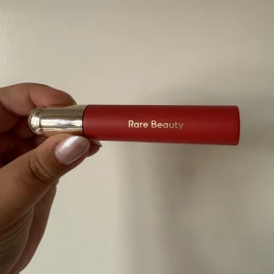 Rare Beauty Tinted Lip Oil Joy - Vann den i en tävling av Felicia Aveklew på TikTok. Men använder inte det själv. Helt nytt! Priset som står är priset som gäller. Nypris 265kr 🩷