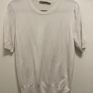 Vit kortärmad tröja från Zara - En stilren vit tröja från Zara i storlek L.
