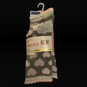 5-pack strumpor med mönster från Primark - Fem par strumpor från Primark i olika grå, vita och ljusrosa nyanser. Några har hjärtmönster och andra är randiga eller enfärgade. Materialmix med bomull och polyester, mjuka och sköna med ribbad kant. Perfekt för dig som gillar gulliga detaljer och pastellfärger. Helt oanvända och nya.