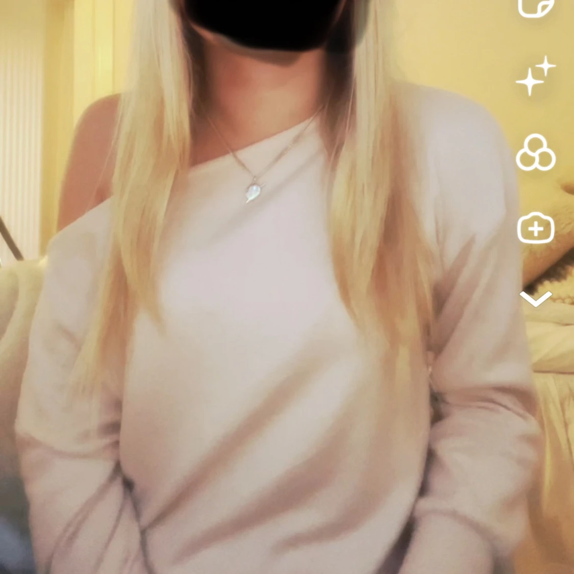 Ljusbeige offshoulder tröja