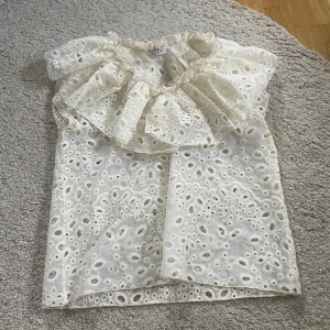 Wera blus med spets - Så fin, aldrig använd. Nypris är 599.