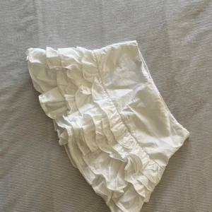 Volangkjol från Zara  - Super populär och slutsåld volang kjol från Zara med inbyggda shorts , helt nya 😗😗💗