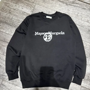 Maison Margiela Tröja - Helt ny Maison Margiela tröja i storlek S. Tröjan är aldrig använd och kan skickas smma dag!