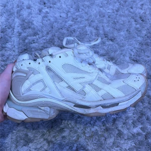 Vita Balenci Runners strl 43 - Säljer ett par chunky vita balenci Runners i storlek 43. Sparsamt använd typ ett år sedan. Perfekta för dig som gillar sportig och trendig stil.