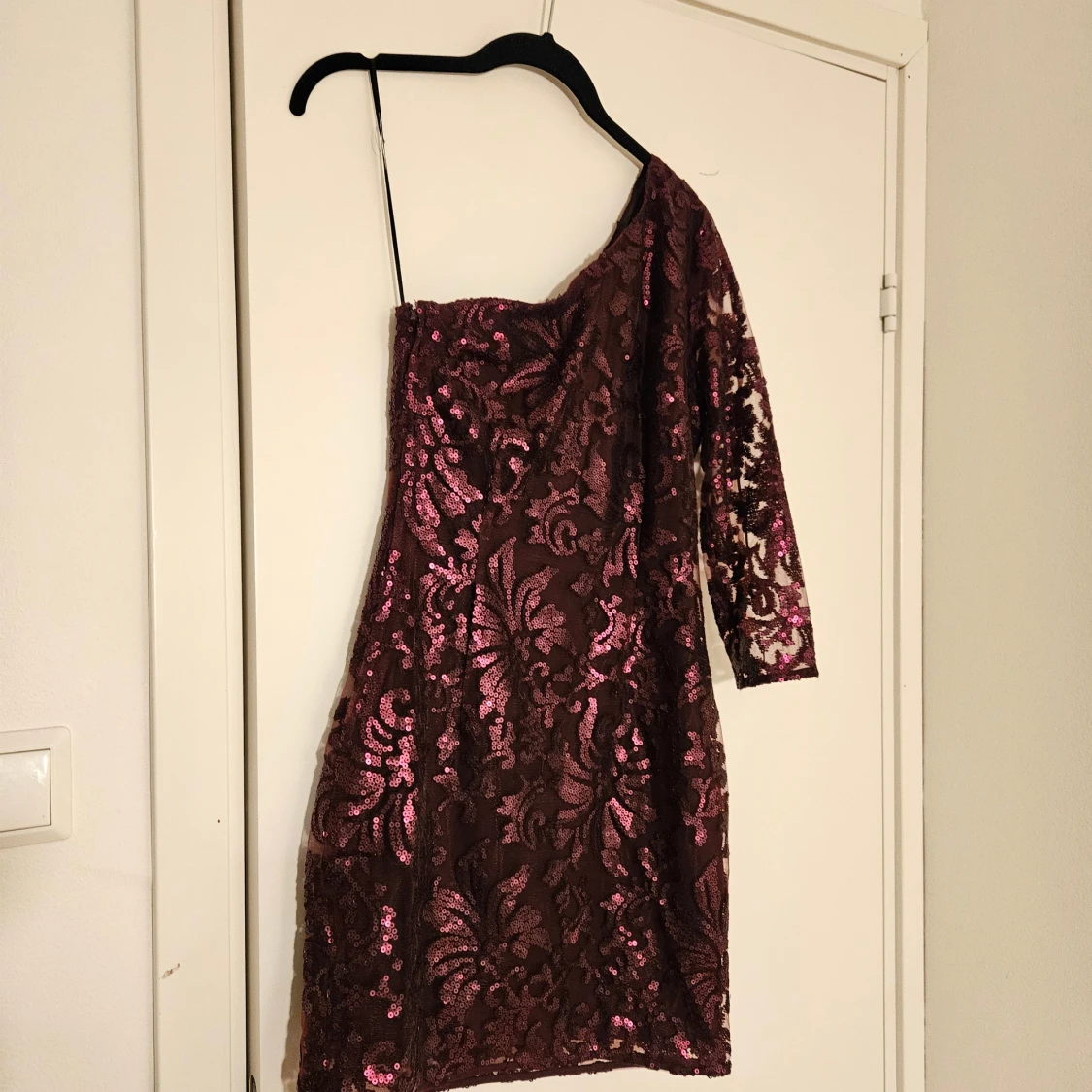 Glittrig vinröd one shoulder klänning