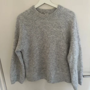 Ljusgrå stickad tröja XXS - Supermjuk och fluffig ljusgrå stickad tröja från Arket i storlek xxs den är over size använd endast två gånger nypris 800