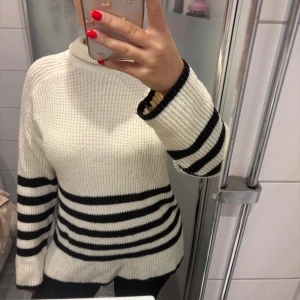 Randig stickad tröja  - Jätte skönt material, lite nopprig. Storlek S 