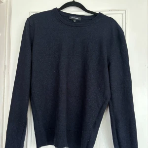 Mörkblå stickad tröja Paul & friends - Mörkblå stickad tröja från Paul & friends med rund halsringning och ribbade muddar. 