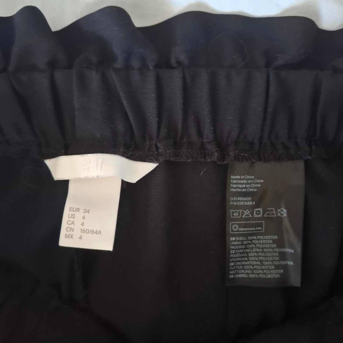 Svarta högmidjade shorts från H&M - 2