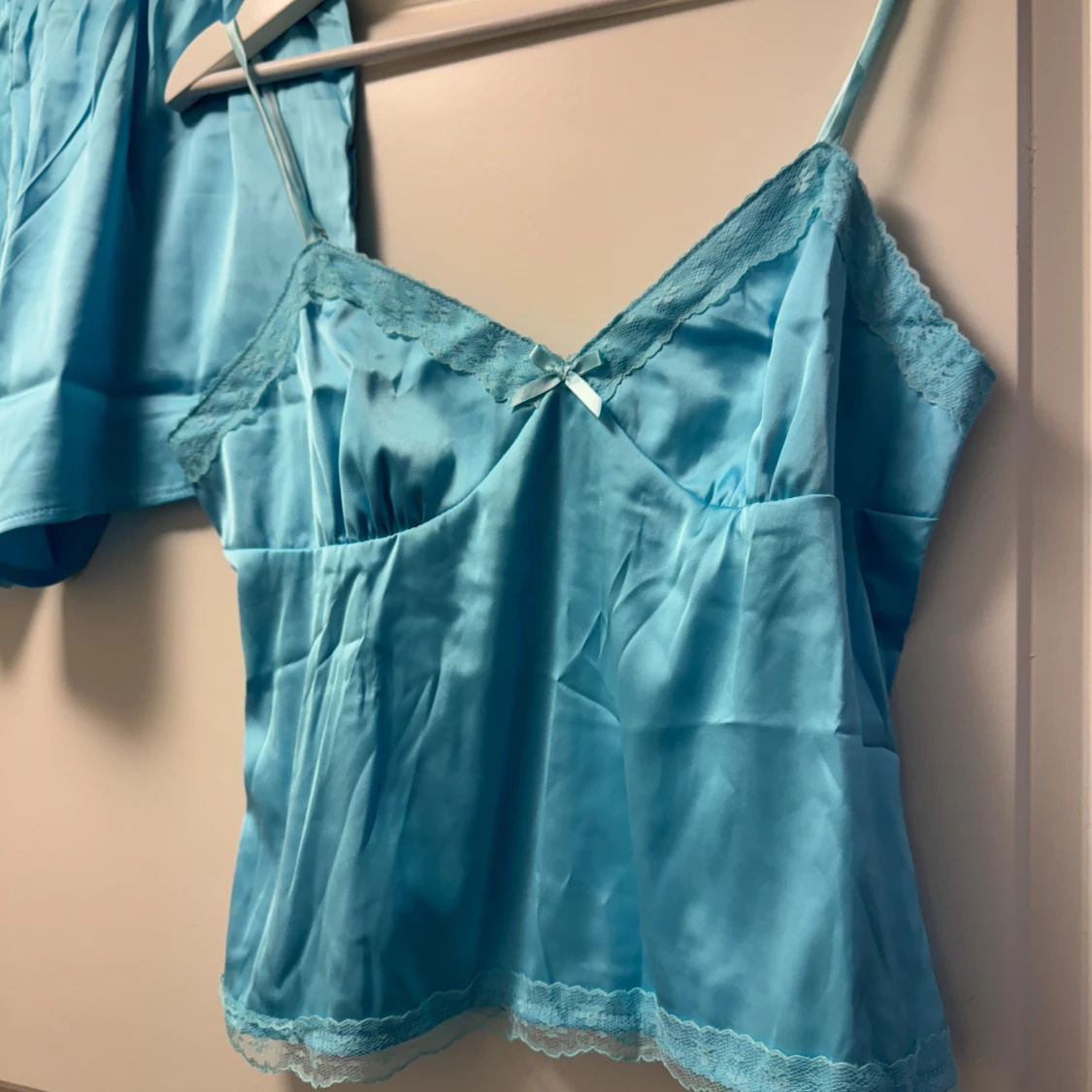 Turkos linnetopp i satin med spets - 2