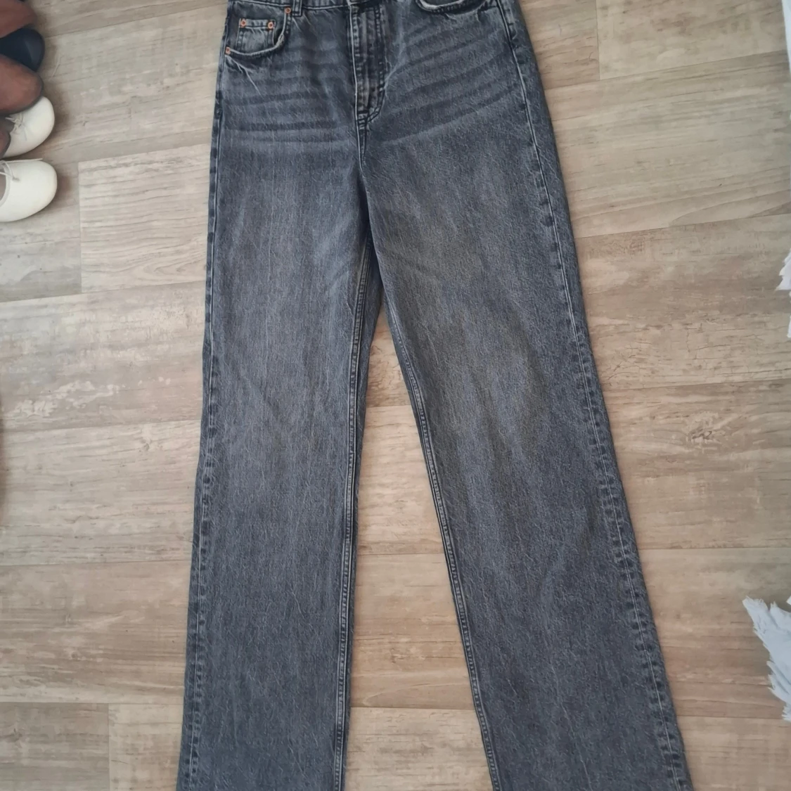 Gråa raka jeans med råa kanter - 2
