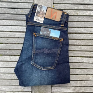 Nya Nudie Jeans Grim Tim - Säljer du dessa otroligt snygga Nudie jeans! De är storlek 29/32 och modell Grim Tim. Helt sprillans nya med tags, alltså helt oanvända! Sjukt snygg och unik tvätt, färg och stitching! Nypris är 1600 online! Hör av dig vid frågor och funderingar, priset är inte hugget i sten! 