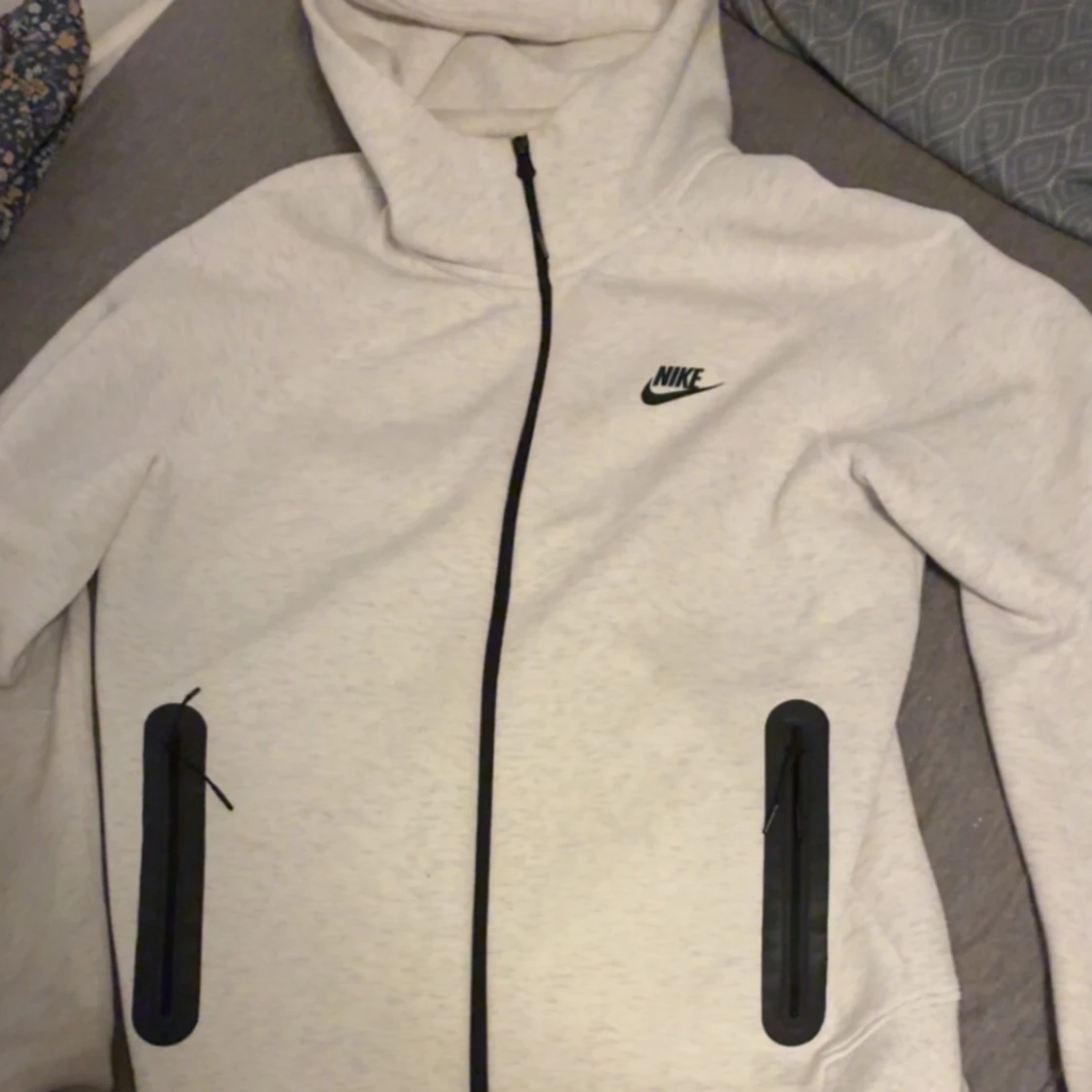 Vit hoodie från Nike med dragkedja