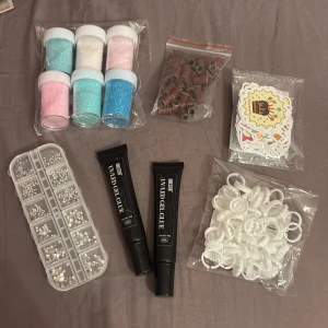 Nageldekoration och UV-lim kit - Komplett kit för nageldekoration med glitter, rhinestones, UV/LED gel glue, slipband, ringpaletter och dekaler. Perfekt för nagelkonst hemma eller i salong. Allt är oanvänt och är i mycket gott skick.