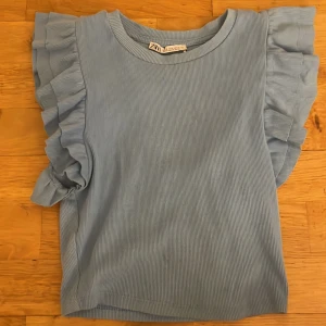 Blå ribbad topp med volangärmar Zara - Storlek S