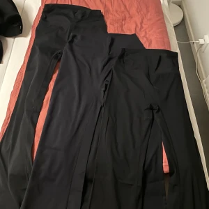 Svarta träningsbyxor - Tre par svarta leggings med hög midja. Långa i benen och i storlek M men funkar som S också då de är väldigt stretchiga 