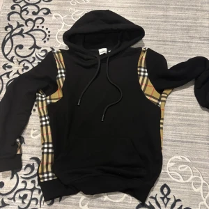 Svart hoodie  - Mycket fin hoodie, knappt använd fräsch & fin. Hör av er