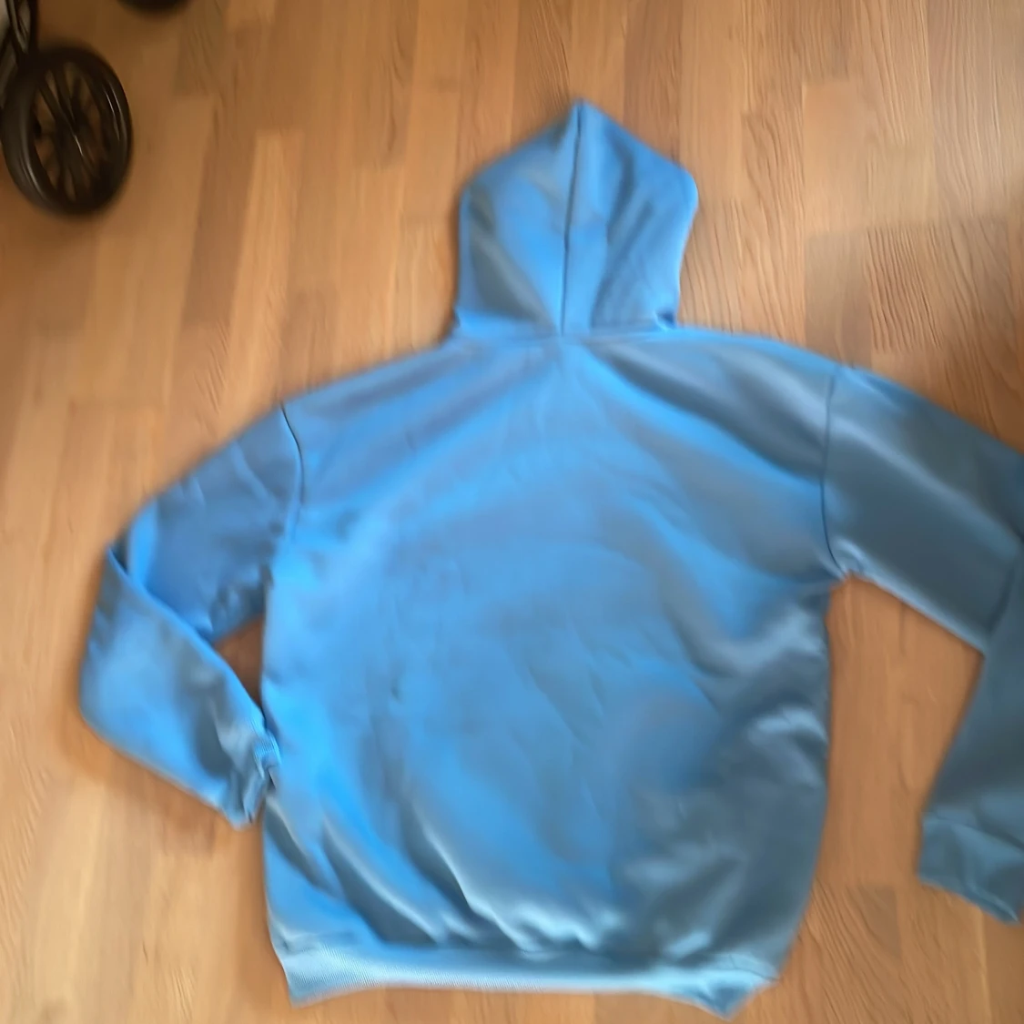 Blå hoodie med NOFS-tryck - 1