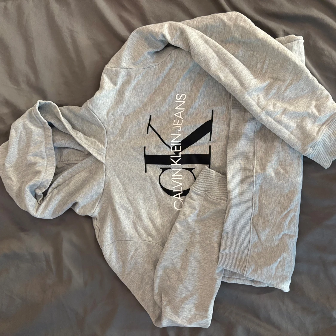 Grå hoodie från Calvin Klein Jeans - 1