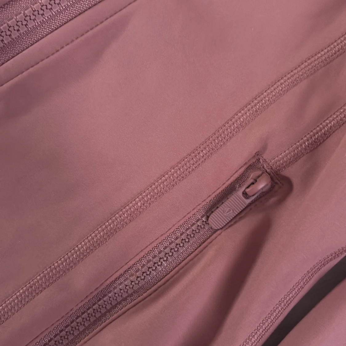 Rosa vindjacka från Lululemon - 2