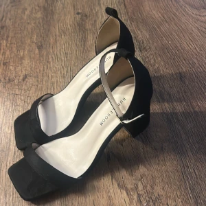 Svarta klackskor från Bubbleroom - Använda 1 gång men bandet på ena skon är borta därav priset