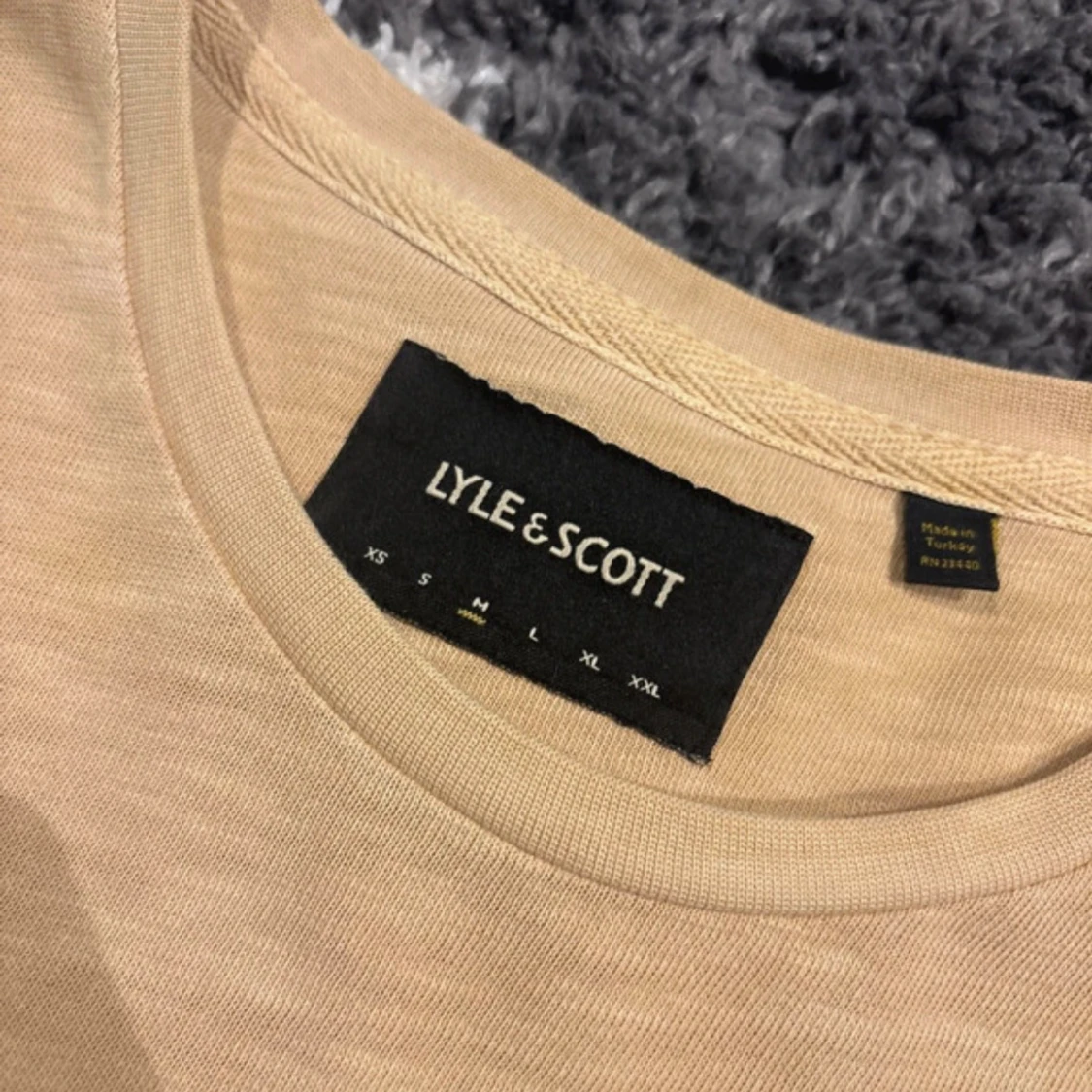 Beige t-shirt från Lyle & Scott - 2
