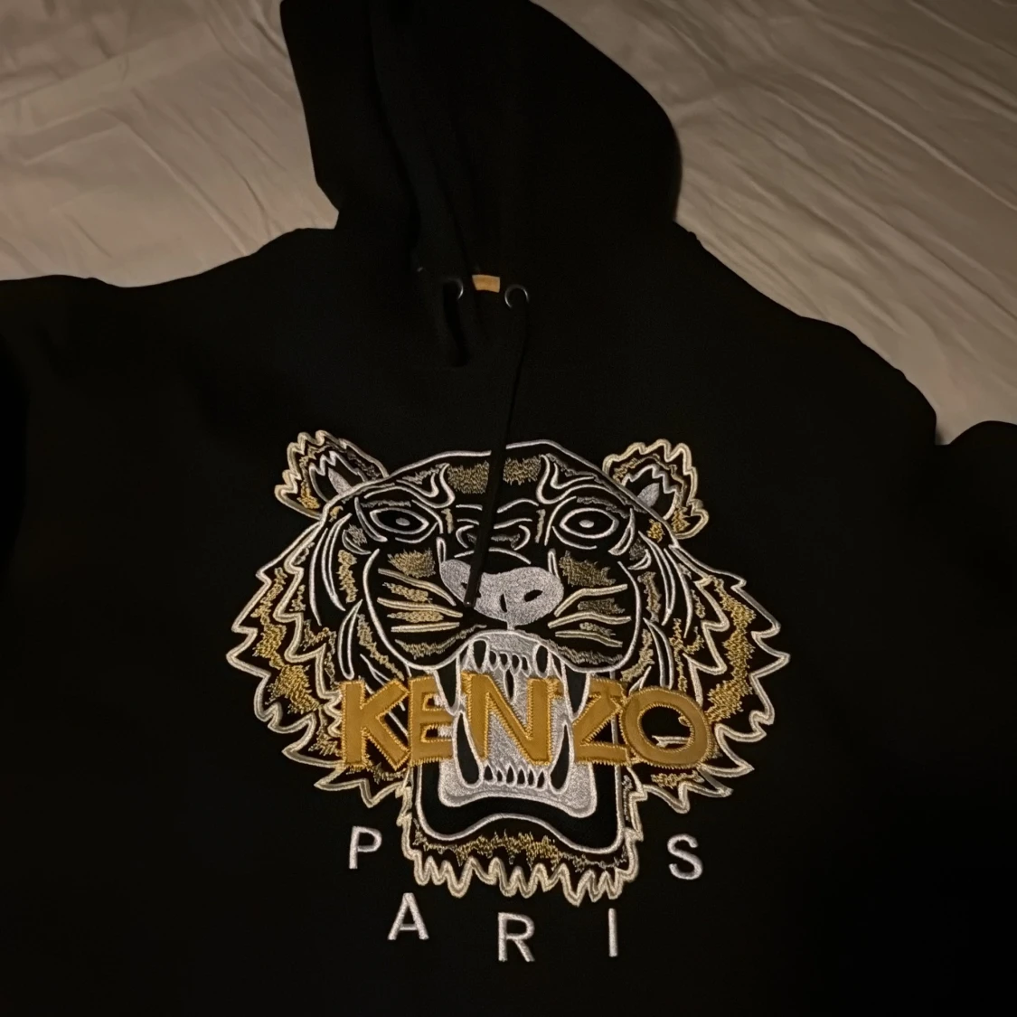 Svart Kenzo hoodie med tigerbrodyr