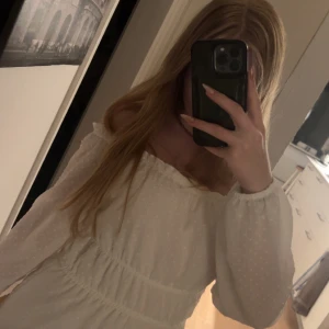 Vit sommar klänning - En vit sommar klänning som aldrig använts. Köpte den till tanke att vara en skolavslutning dress, men det hände aldrig. Så den är ny utan pris lapp bara. Skriv om ni har några frågor!☺️💕
