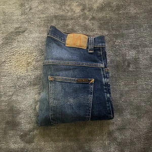 Nudie jeans - Säljer nu dess snygga jeans från Nudie som bara har använts några enstaka gånger. Dem har en snygg tvätt och sätter skit bra. Det är W32 och L34. Vid frågor eller funderingar hör gärna av er!