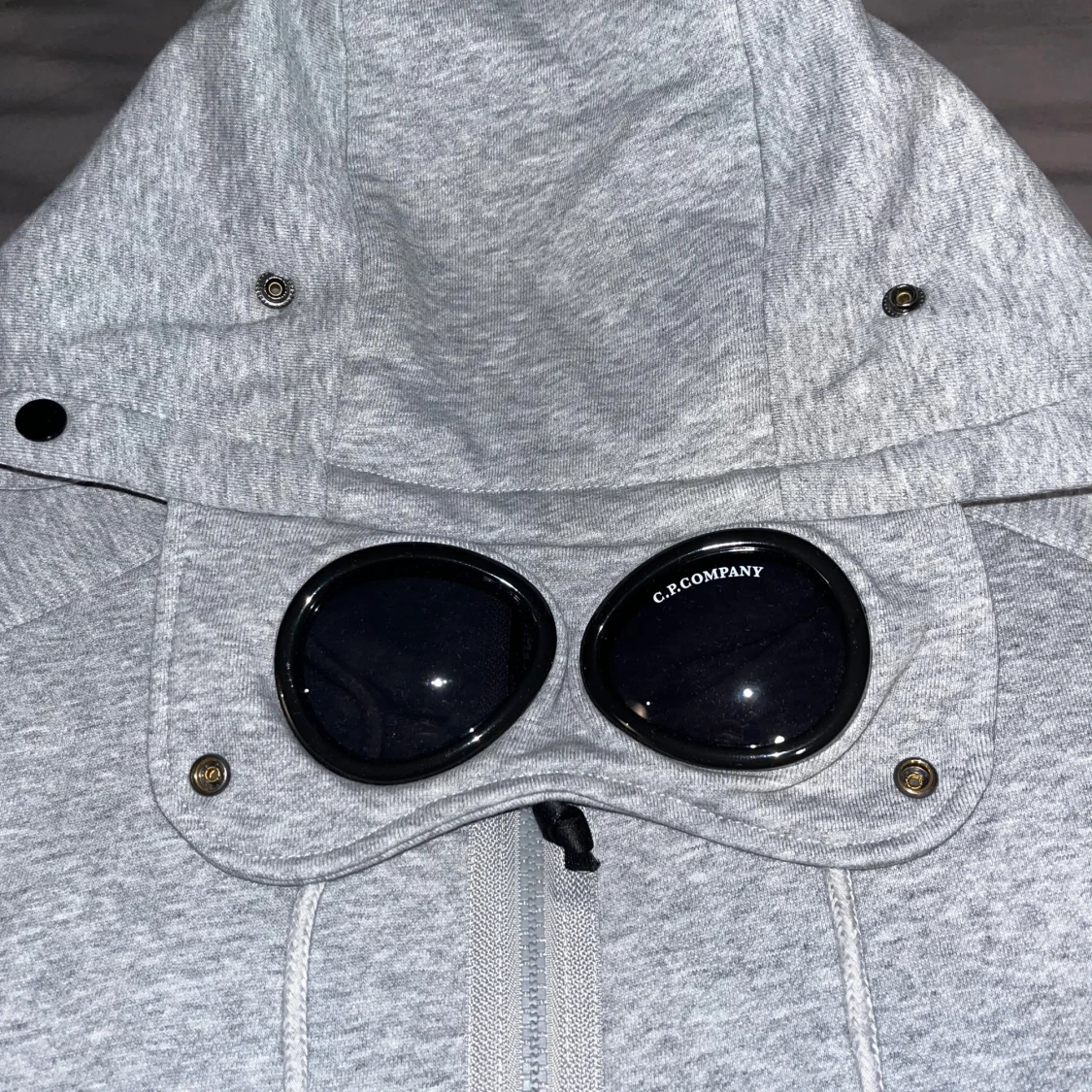 Grå hoodiejacka C.P. Company goggles - 1