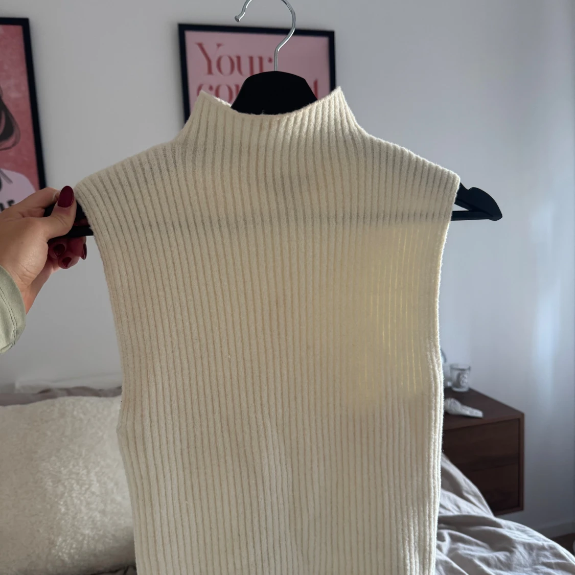 Ribbad vit stickad polotröja