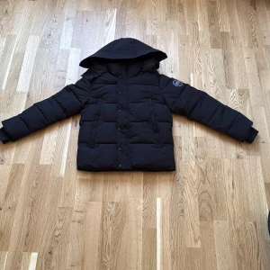 Canada Goose Wyndham Black Badge - Hej, säljer nu min canada goose jacka då jag ej använder den längre. Den är i nytt skick då jag knappt har använt den alls och har inga fel över huvudtaget. Pälsen finns också om du vill ha med den. Om du har någon fundering är det bara att fråga på 🤗. Pris kan diskuteras vid snabbaffär men förvänta dig inte att jag accepterar pinsamma prut. 