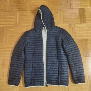 Gianfranco Ferre Jacka - Gianfranco Ferre jacka med tvåsidig färg blå/beige, Väldigt bra skick utan några skador eller slitningar. Storlek L men passar även M riktigt bra.  PRIS KAN DISKUTERAS!